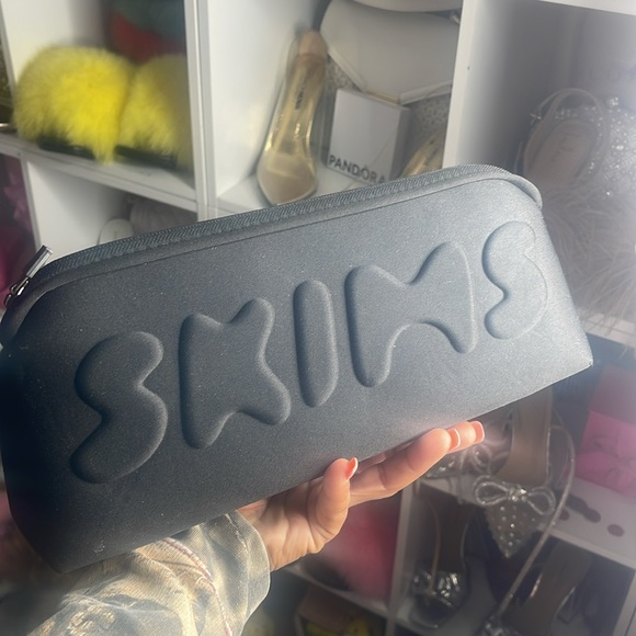 SKIMS BIG TRAVEL POUCH - Picture 3 of 4
